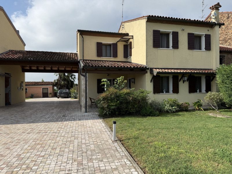 Arcobaleno Consulenti Immobiliari è lieta di presentarvi in esclusiva una splendida villa singola...