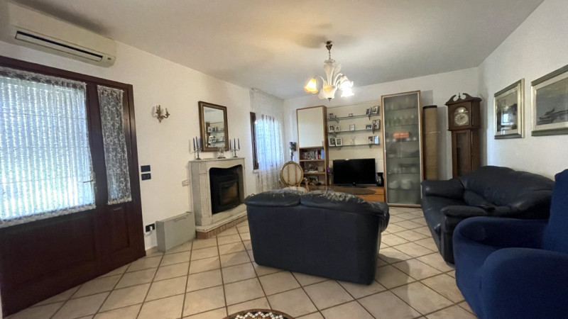 Arcobaleno Consulenti Immobiliari è lieta di presentarvi in esclusiva una splendida villa singola...