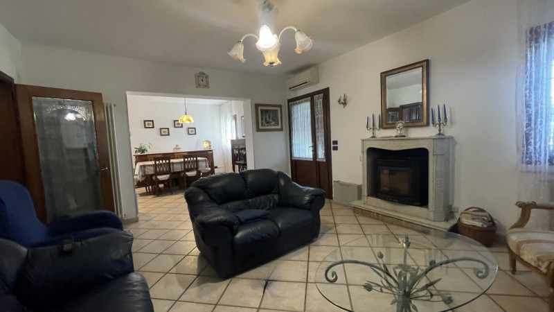 Arcobaleno Consulenti Immobiliari è lieta di presentarvi in esclusiva una splendida villa singola...