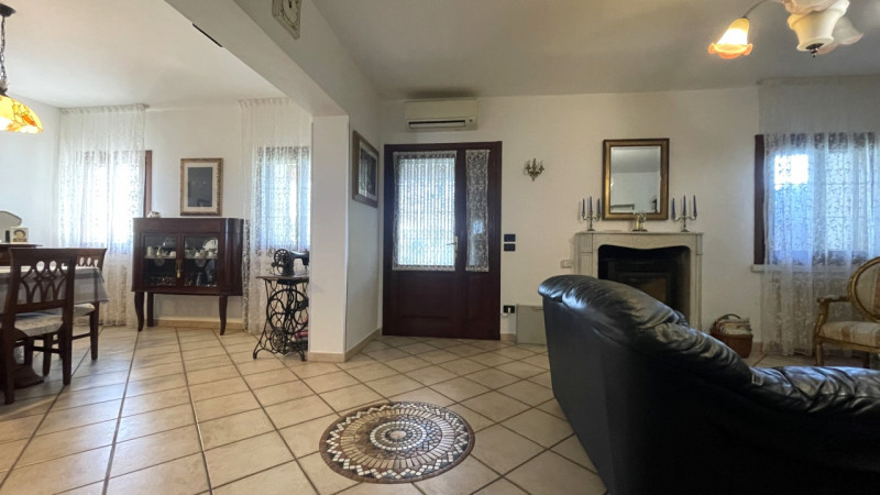 Arcobaleno Consulenti Immobiliari è lieta di presentarvi in esclusiva una splendida villa singola...