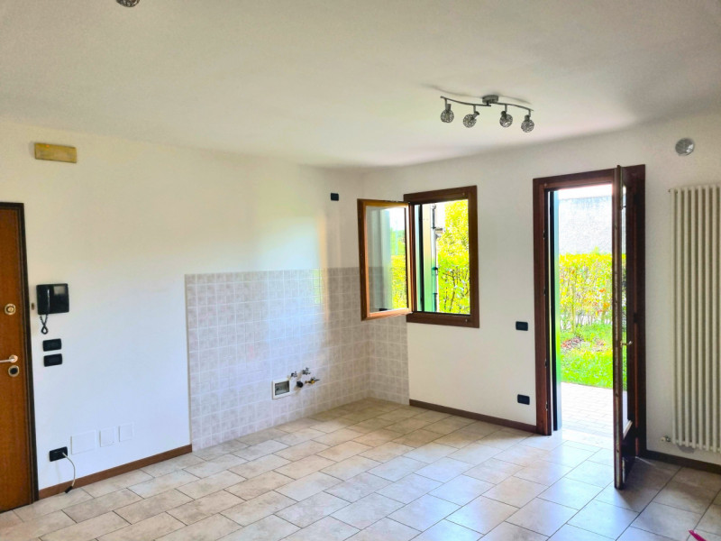 Al piano terra con giardino privato,
appartamento ben tenuto composto da zona giorno, disimpegno,...