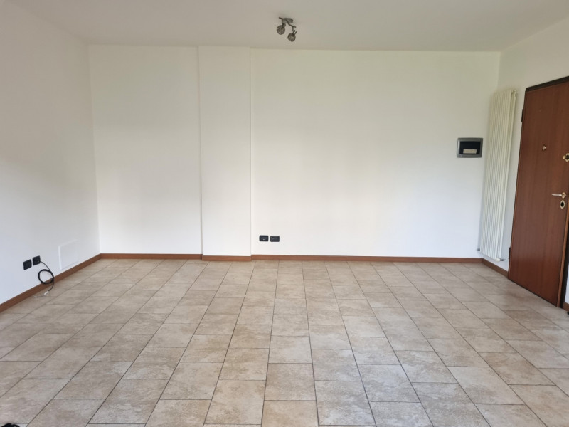 Al piano terra con giardino privato,
appartamento ben tenuto composto da zona giorno, disimpegno,...