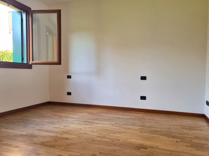 Al piano terra con giardino privato,
appartamento ben tenuto composto da zona giorno, disimpegno,...