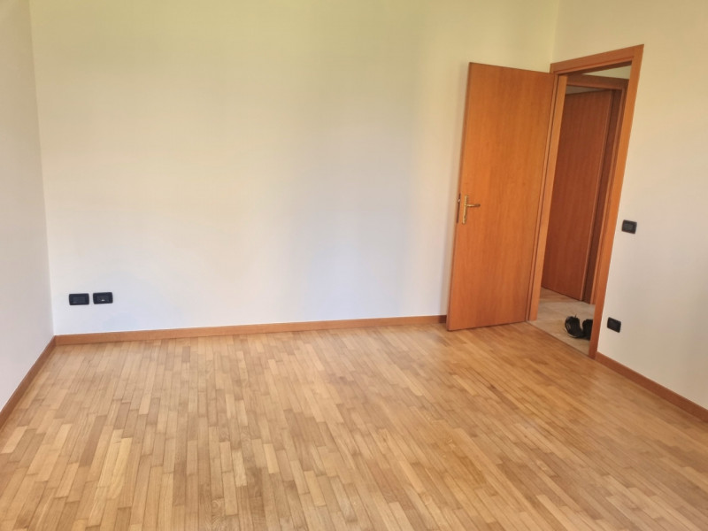 Al piano terra con giardino privato,
appartamento ben tenuto composto da zona giorno, disimpegno,...