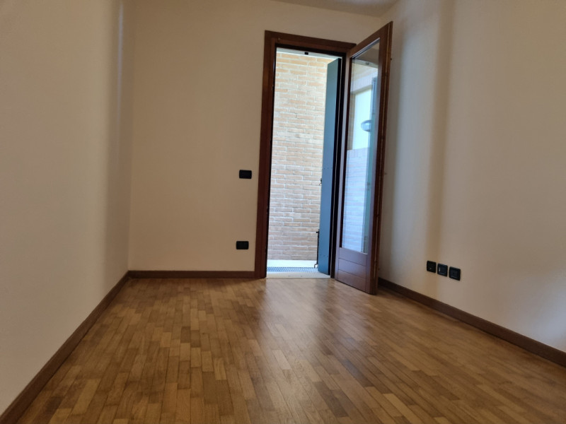 Al piano terra con giardino privato,
appartamento ben tenuto composto da zona giorno, disimpegno,...