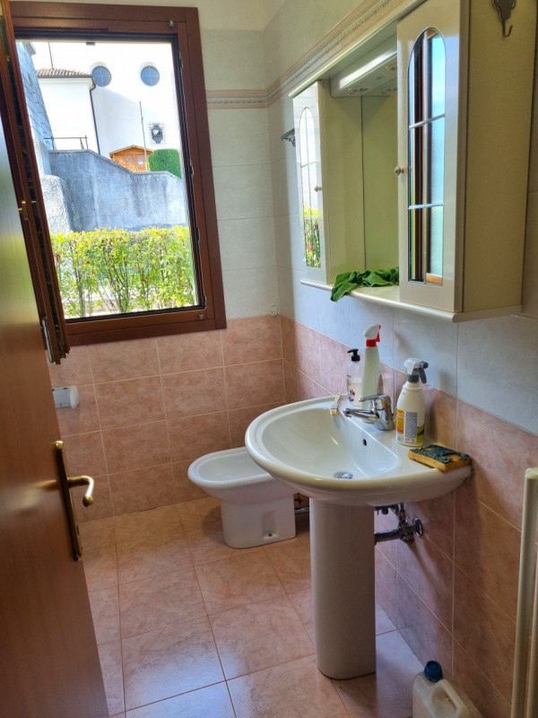 Al piano terra con giardino privato,
appartamento ben tenuto composto da zona giorno, disimpegno,...