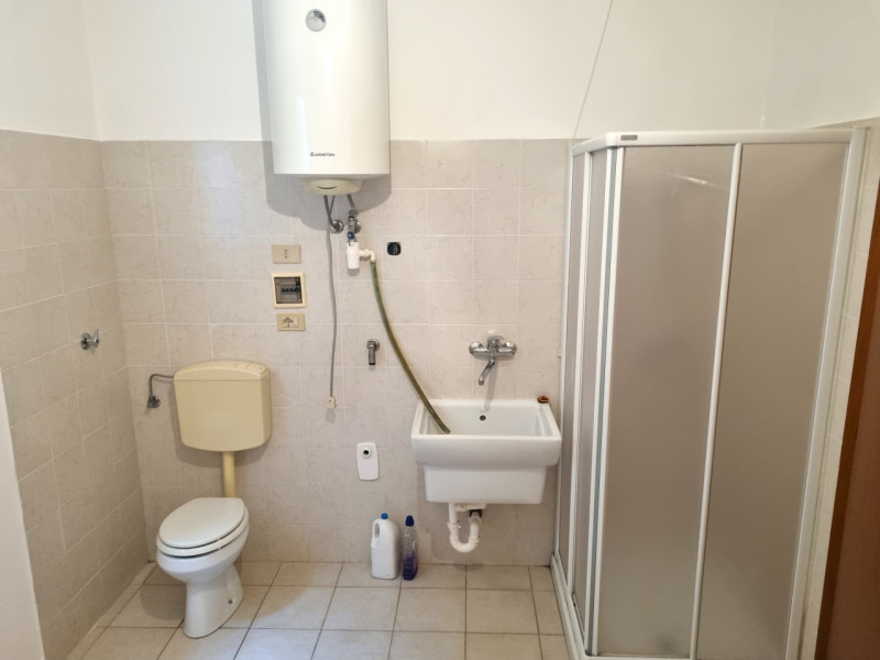 Al piano terra con giardino privato,
appartamento ben tenuto composto da zona giorno, disimpegno,...