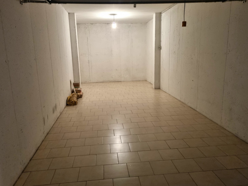 Al piano terra con giardino privato,
appartamento ben tenuto composto da zona giorno, disimpegno,...