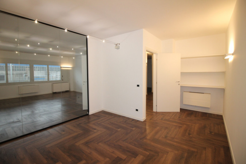 Situato nella dinamica Zona Industriale Ovest di Vicenza, proponiamo un elegante ufficio in affit...