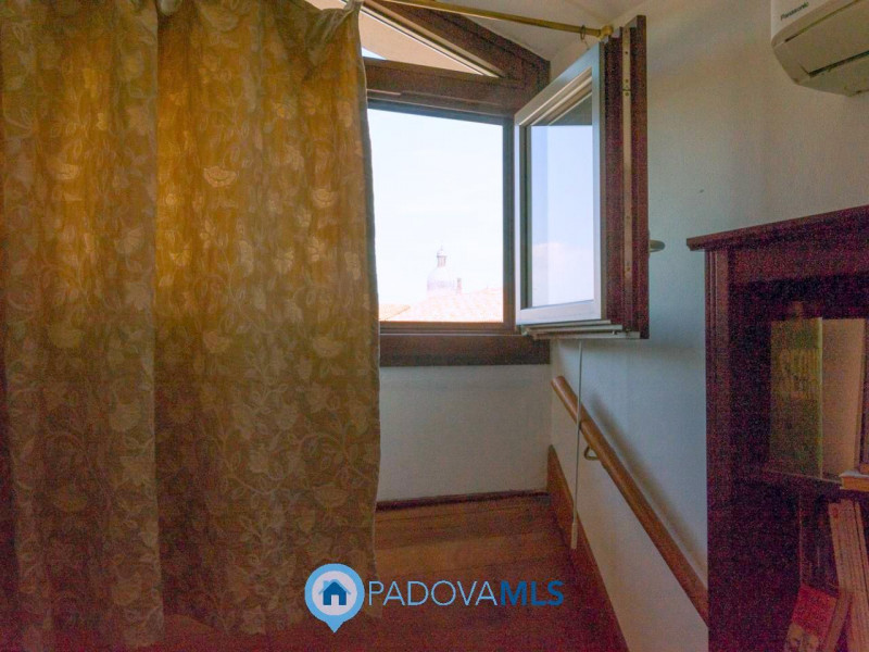 Immobile in esclusiva al Gruppo Padova MLS

Situato nel cuore pulsante del Centro Storico di Pado...