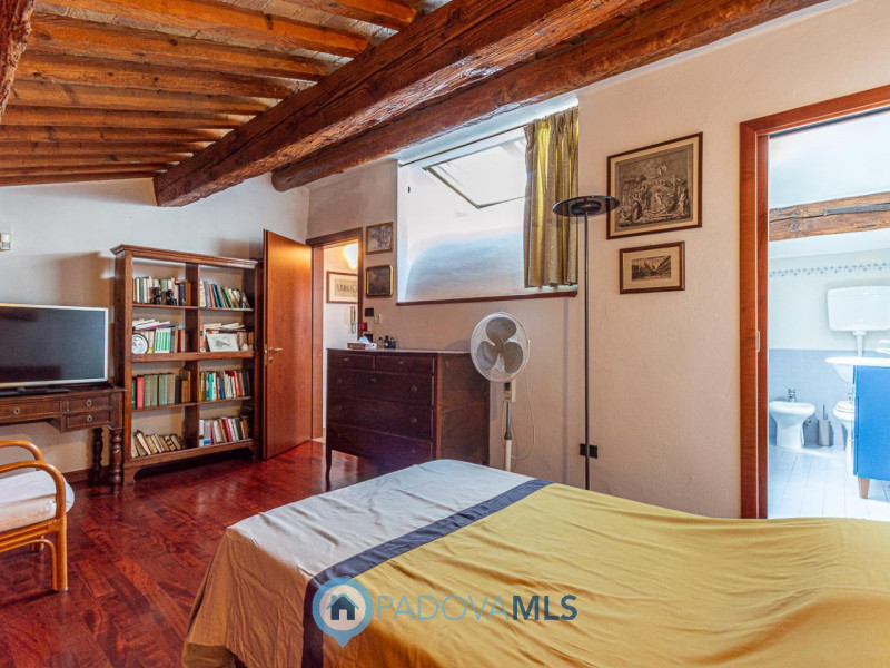 Immobile in esclusiva al Gruppo Padova MLS

Situato nel cuore pulsante del Centro Storico di Pado...