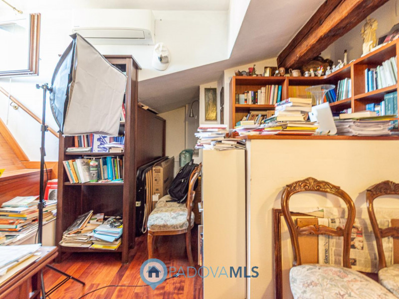 Immobile in esclusiva al Gruppo Padova MLS

Situato nel cuore pulsante del Centro Storico di Pado...