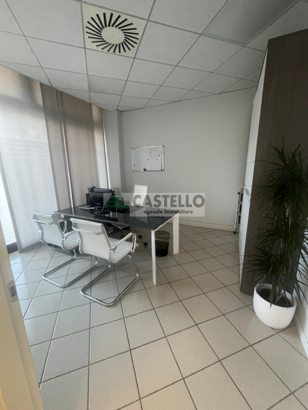 Cadoneghe Castagnara negozio di ~60mq attualmente suddiviso in 3 stanze e servizio, ideale anche ...