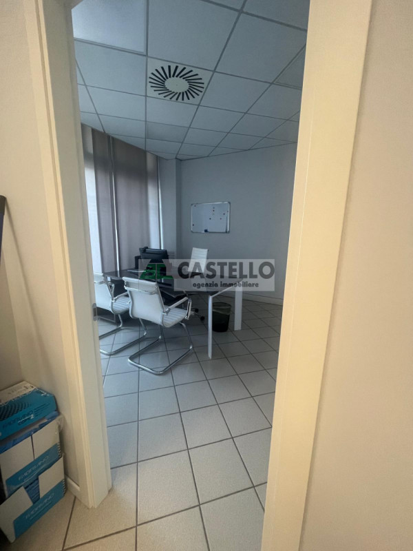 Cadoneghe Castagnara negozio di ~60mq attualmente suddiviso in 3 stanze e servizio, ideale anche ...