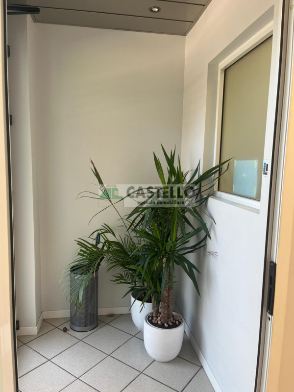 Cadoneghe Castagnara negozio di ~60mq attualmente suddiviso in 3 stanze e servizio, ideale anche ...