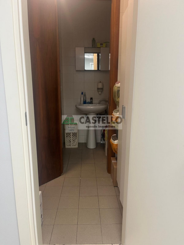 Cadoneghe Castagnara negozio di ~60mq attualmente suddiviso in 3 stanze e servizio, ideale anche ...