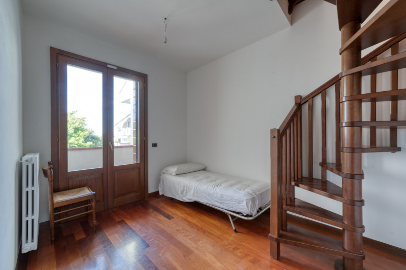 Cerchi la comodità alle scuole ? Cerchi una porzione indipendente che ti permetta di avere gli sp...