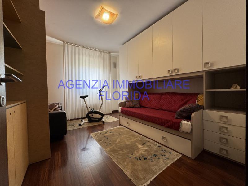 Scopri questo incantevole appartamento duplex situato nel cuore di Camposampiero. 

Con una gener...