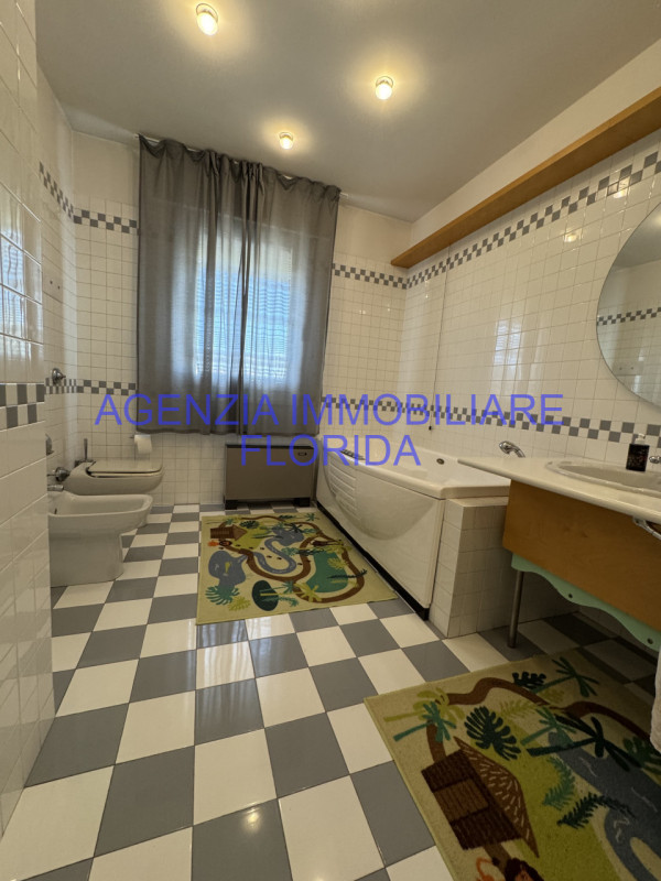 Scopri questo incantevole appartamento duplex situato nel cuore di Camposampiero. 

Con una gener...