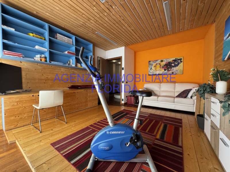 Scopri questo incantevole appartamento duplex situato nel cuore di Camposampiero. 

Con una gener...