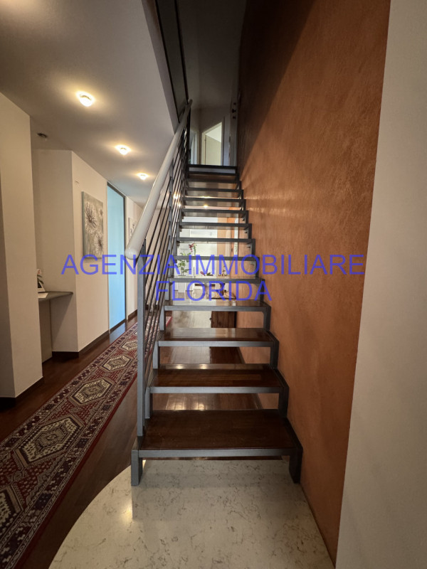 Scopri questo incantevole appartamento duplex situato nel cuore di Camposampiero. 

Con una gener...