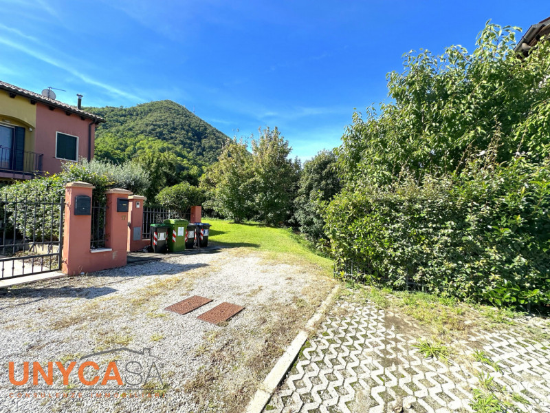 Proponiamo lotto edificabile di 776 metri quadrati sito in una posizione panoramica e rialzata ri...