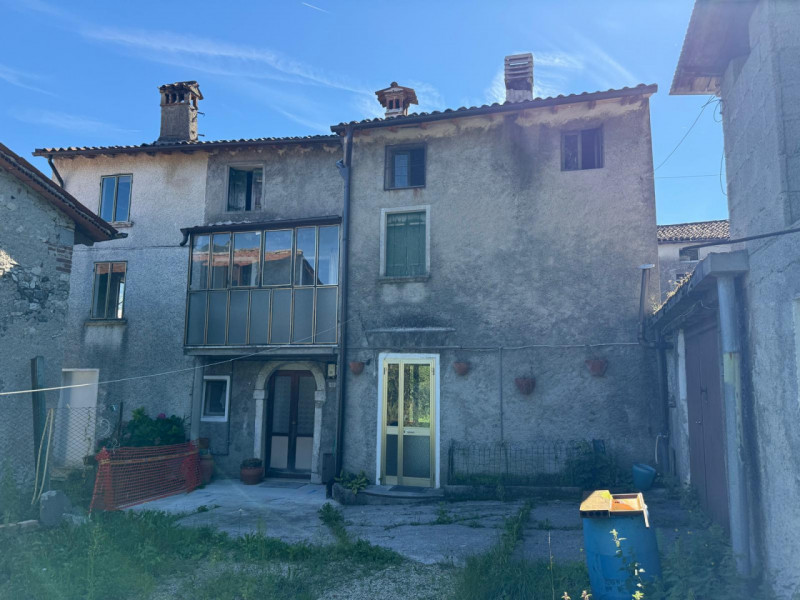Velo d'Astico: casa affiancata con garage, deposito e area esterna esclusiva. € 45.000 info. 0445...