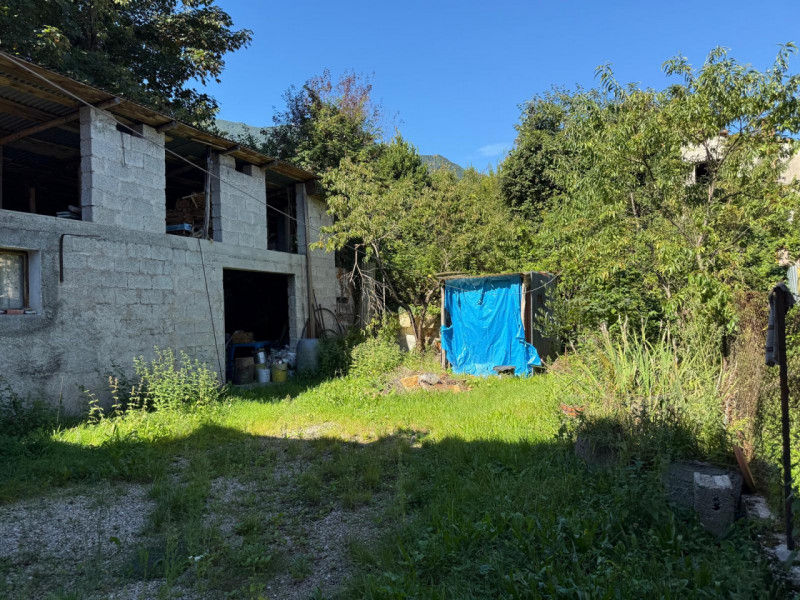 Velo d'Astico: casa affiancata con garage, deposito e area esterna esclusiva. € 45.000 info. 0445...