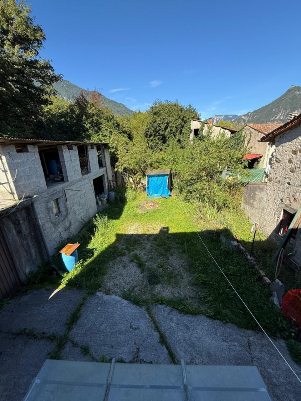 Velo d'Astico: casa affiancata con garage, deposito e area esterna esclusiva. € 45.000 info. 0445...