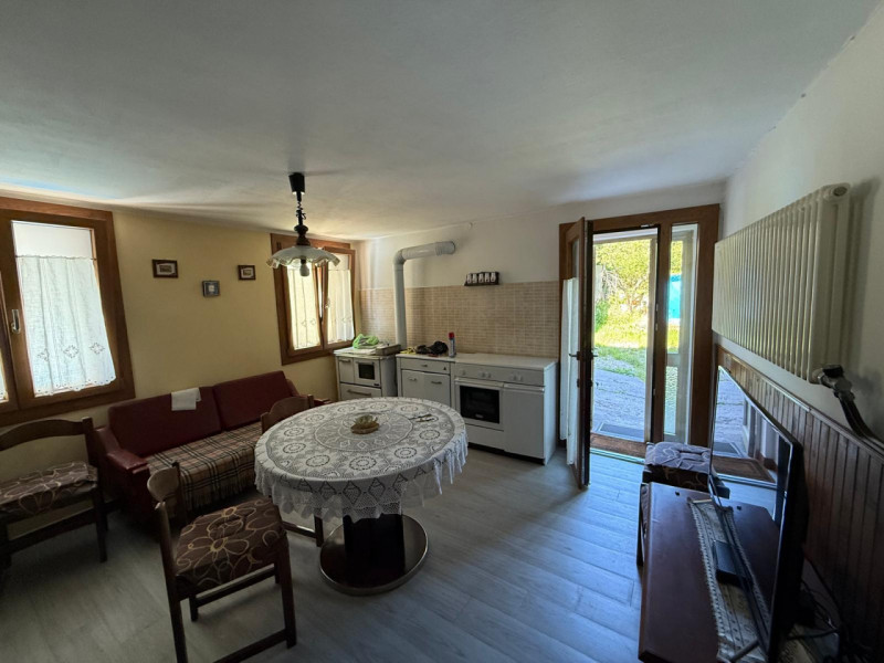 Velo d'Astico: casa affiancata con garage, deposito e area esterna esclusiva. € 45.000 info. 0445...