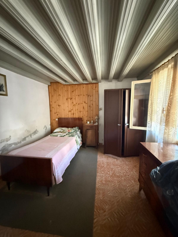 Velo d'Astico: casa affiancata con garage, deposito e area esterna esclusiva. € 45.000 info. 0445...