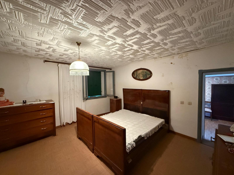 Velo d'Astico: casa affiancata con garage, deposito e area esterna esclusiva. € 45.000 info. 0445...