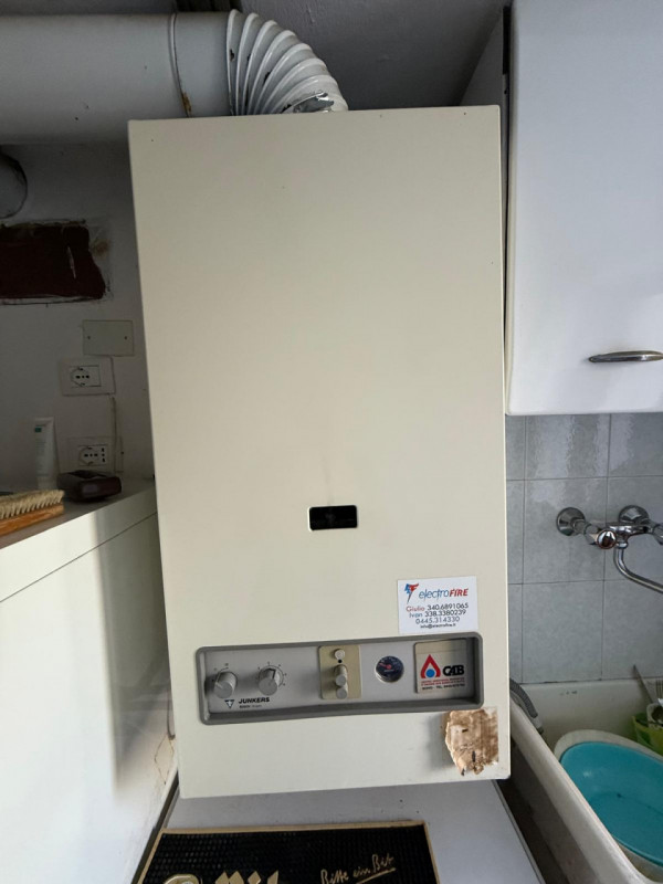 Velo d'Astico: casa affiancata con garage, deposito e area esterna esclusiva. € 45.000 info. 0445...