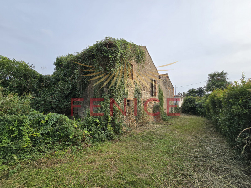 Proponiamo in vendita un interessante rustico con terreno annesso di circa 1.900 mq, situato in u...