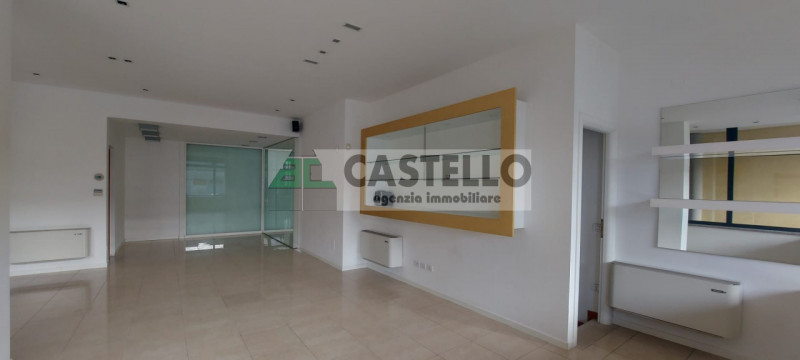 Vigodarzere centro, in zona di passaggio proponiamo negozio con 3 vetrine di circa 65mq + 30mq di...