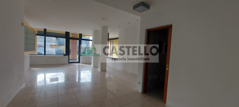 Vigodarzere centro, in zona di passaggio proponiamo negozio con 3 vetrine di circa 65mq + 30mq di...