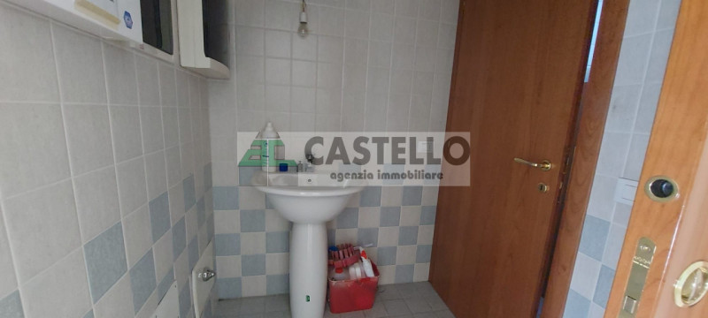 Vigodarzere centro, in zona di passaggio proponiamo negozio con 3 vetrine di circa 65mq + 30mq di...