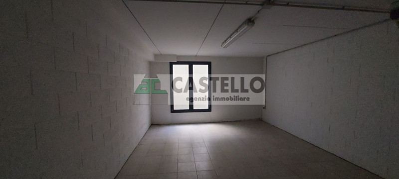 Vigodarzere centro, in zona di passaggio proponiamo negozio con 3 vetrine di circa 65mq + 30mq di...