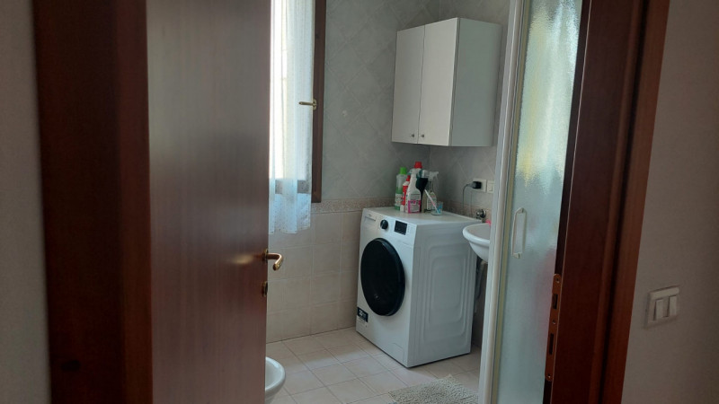 Schio, in zona semi centrale, comodo ai principali servizi, in una palazzina di recente costruzio...