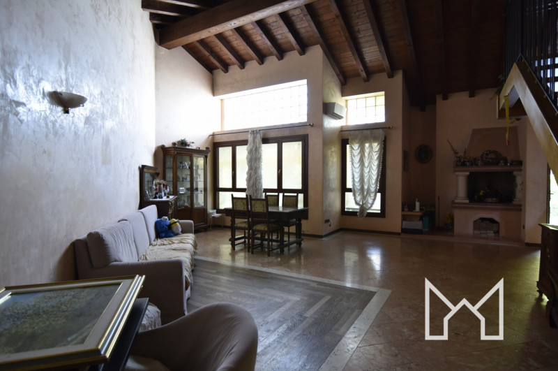 CARTIGLIANO- In zona tranquilla e immersa nel verde, a pochi minuti dal centro paese, proponiamo ...