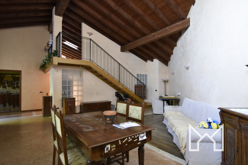 CARTIGLIANO- In zona tranquilla e immersa nel verde, a pochi minuti dal centro paese, proponiamo ...