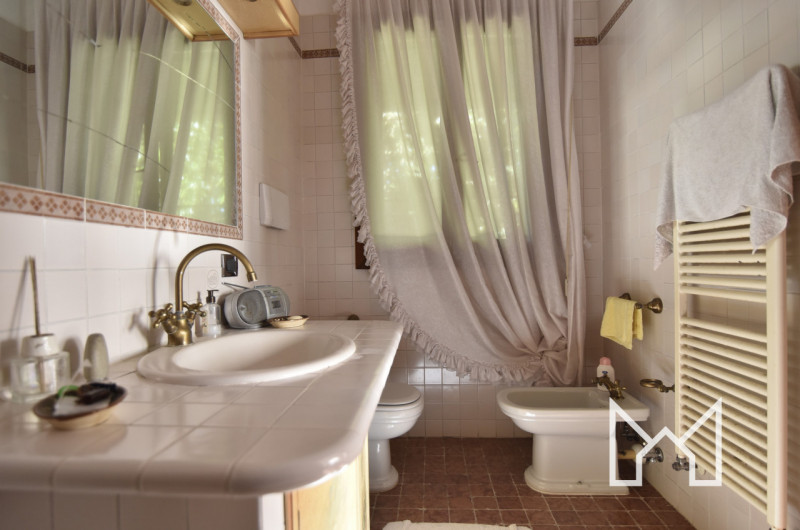 CARTIGLIANO- In zona tranquilla e immersa nel verde, a pochi minuti dal centro paese, proponiamo ...