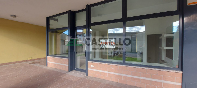 Vigodarzere centro, in zona di passaggio proponiamo negozio con 3 vetrine di circa 65mq + 30mq di...