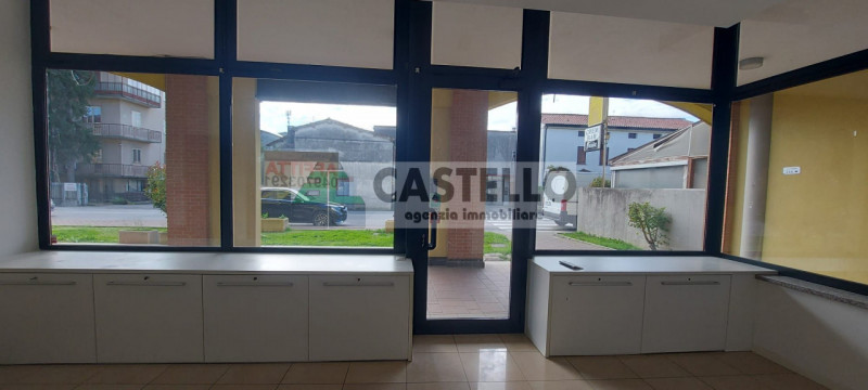 Vigodarzere centro, in zona di passaggio proponiamo negozio con 3 vetrine di circa 65mq + 30mq di...