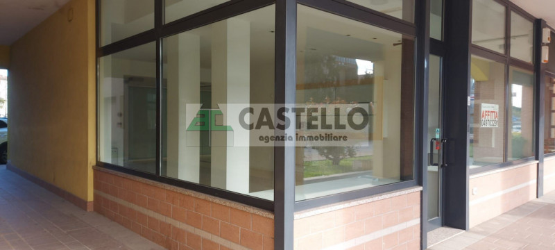 Vigodarzere centro, in zona di passaggio proponiamo negozio con 3 vetrine di circa 65mq + 30mq di...