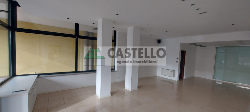 Vigodarzere centro, in zona di passaggio proponiamo negozio con 3 vetrine di circa 65mq + 30mq di...