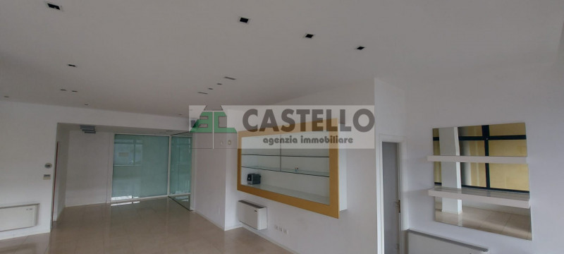 Vigodarzere centro, in zona di passaggio proponiamo negozio con 3 vetrine di circa 65mq + 30mq di...