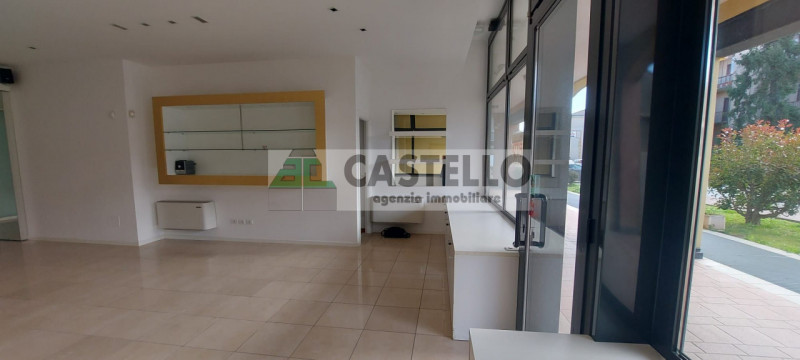 Vigodarzere centro, in zona di passaggio proponiamo negozio con 3 vetrine di circa 65mq + 30mq di...