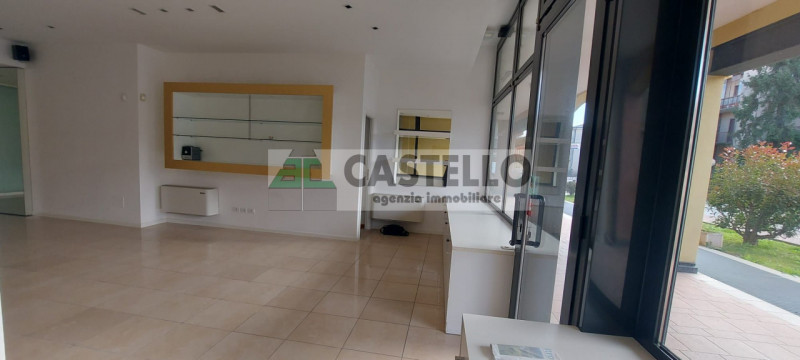 Vigodarzere centro, in zona di passaggio proponiamo negozio con 3 vetrine di circa 65mq + 30mq di...