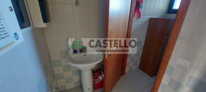 Vigodarzere centro, in zona di passaggio proponiamo negozio con 3 vetrine di circa 65mq + 30mq di...